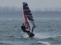 Hans vliegt over het water
